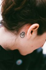 Tatuaje detrás de la oreja: dolor, curación e ideas pequeñas que enamoran