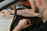 Tatuaje de ancla: significado marinero, esperanza e ideas que no pasan de moda