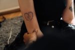 Tatuaje infectado: síntomas, diferencias con la cicatrización normal y qué hacer