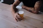 Alcohol y tatuajes: ¿puedo tomar alcohol después de tatuarme? ¿Y antes?