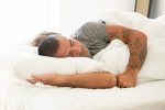 Cómo dormir con un tatuaje recién hecho: posturas, sábanas y qué hacer si se pega